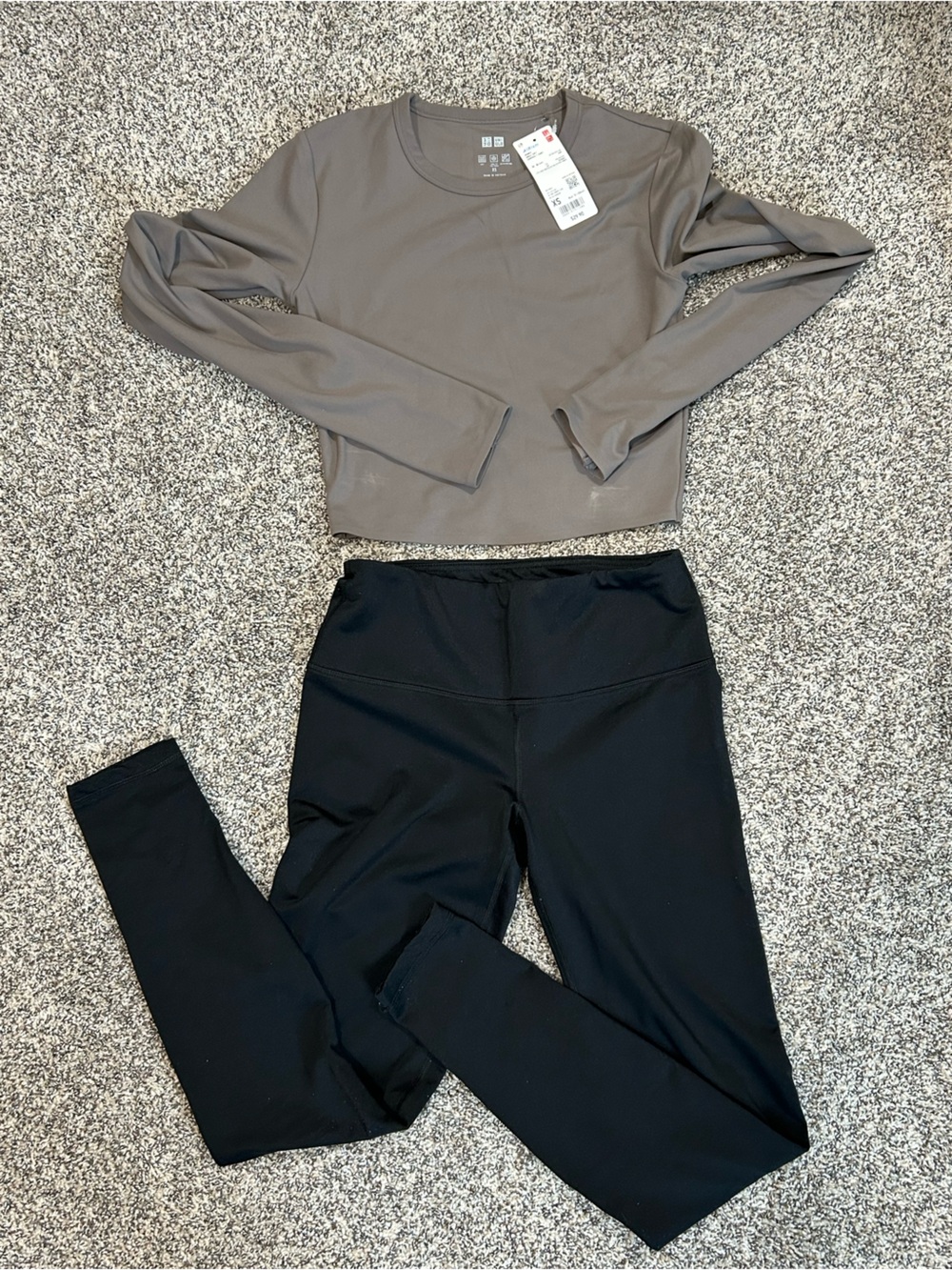 Workout outfit Size XS / AIRism Women's Cropped T-Shirt and black pants